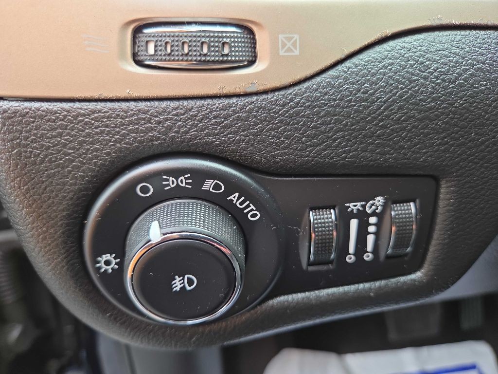 2015 Jeep Cherokee Image 14