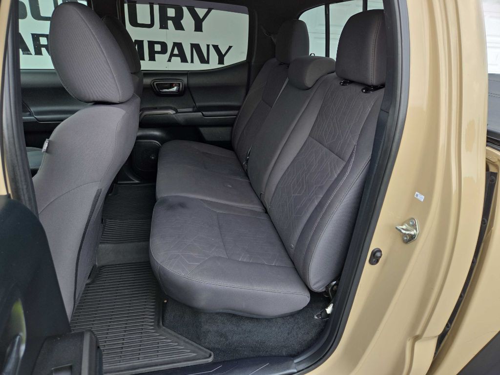 2017 Toyota Tacoma Image 9