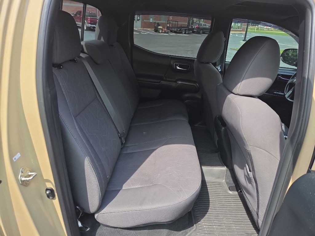 2017 Toyota Tacoma Image 11