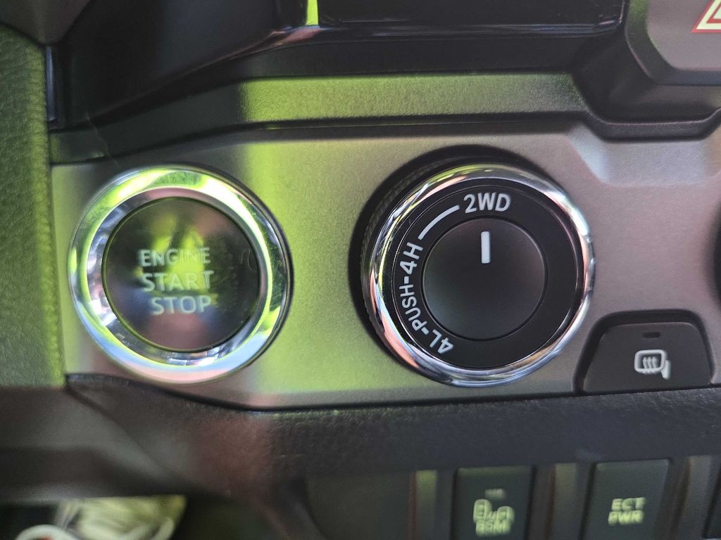 2017 Toyota Tacoma Image 23