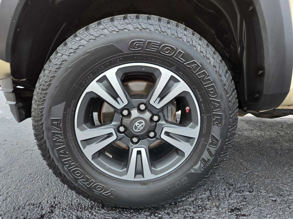 2017 Toyota Tacoma Image 34