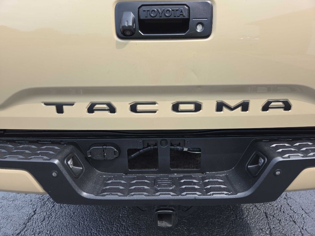 2017 Toyota Tacoma Image 40