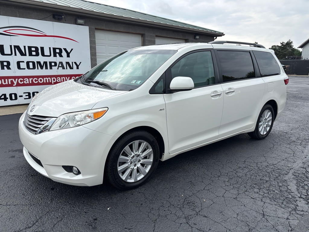 2017 Toyota Sienna Image 2