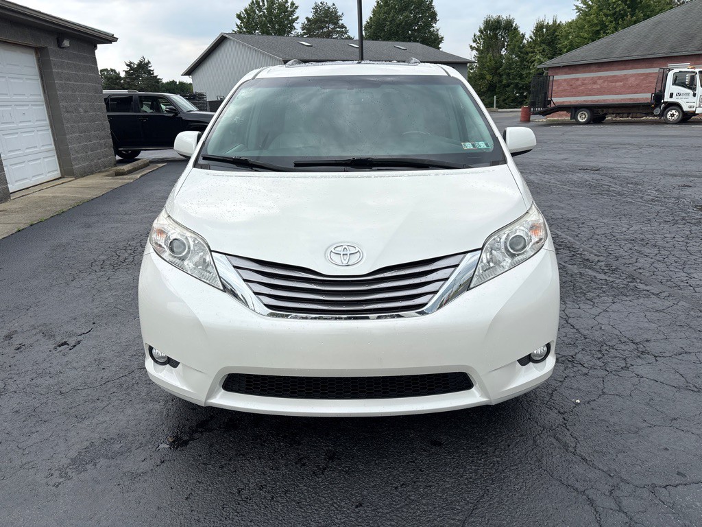 2017 Toyota Sienna Image 3