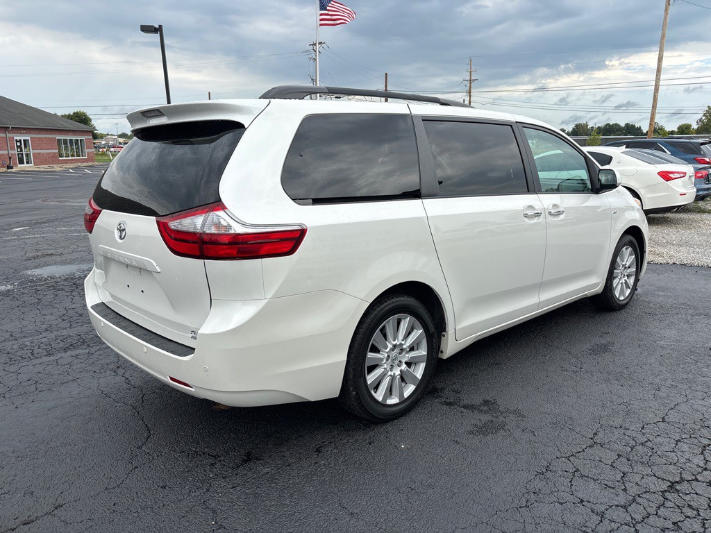 2017 Toyota Sienna Image 5