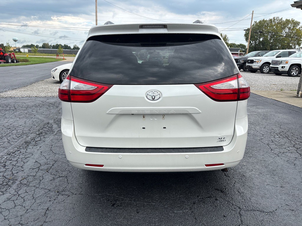 2017 Toyota Sienna Image 6