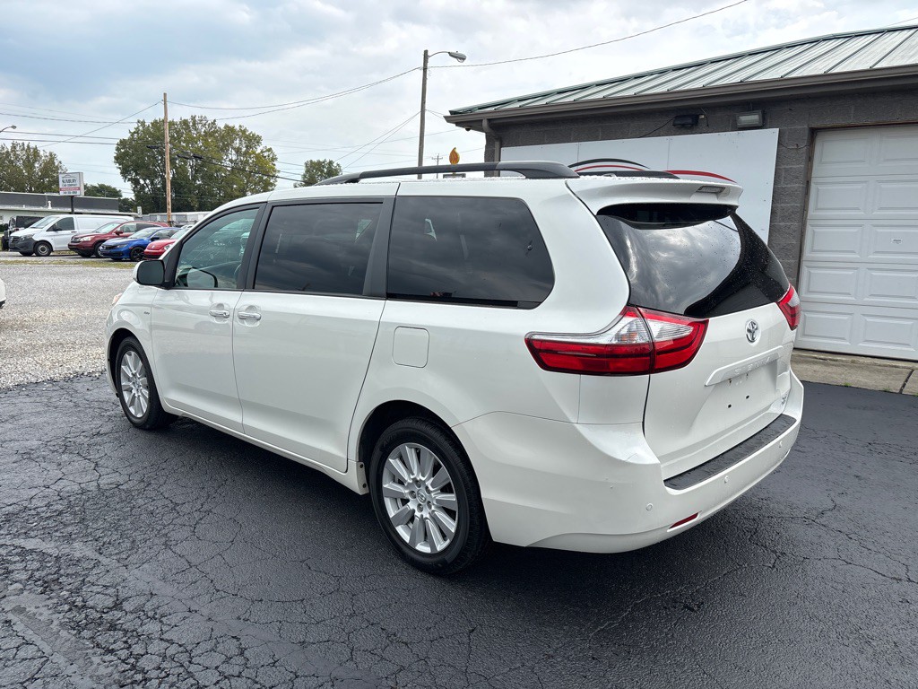 2017 Toyota Sienna Image 7