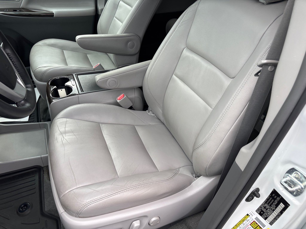 2017 Toyota Sienna Image 8