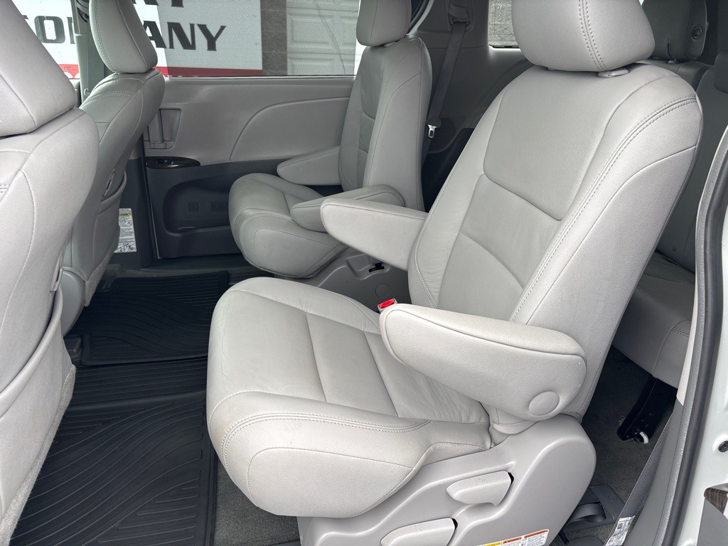 2017 Toyota Sienna Image 9