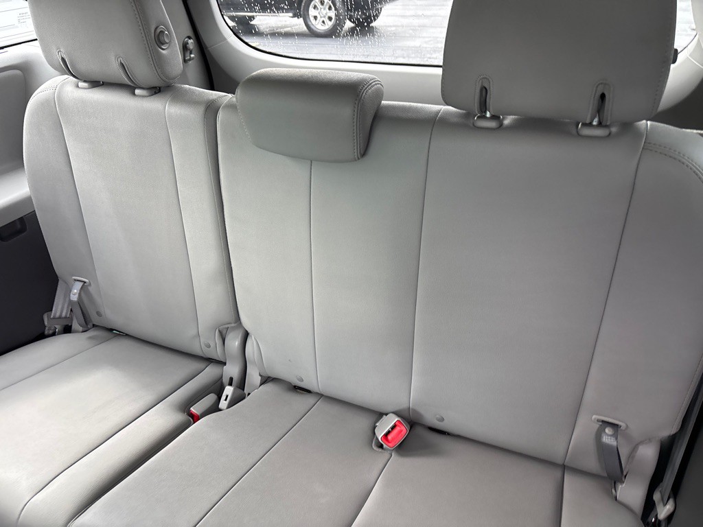 2017 Toyota Sienna Image 10