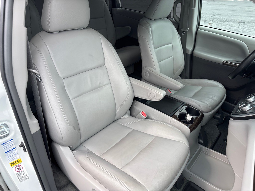 2017 Toyota Sienna Image 11