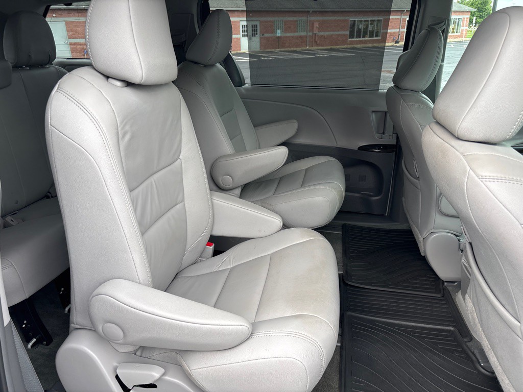 2017 Toyota Sienna Image 12