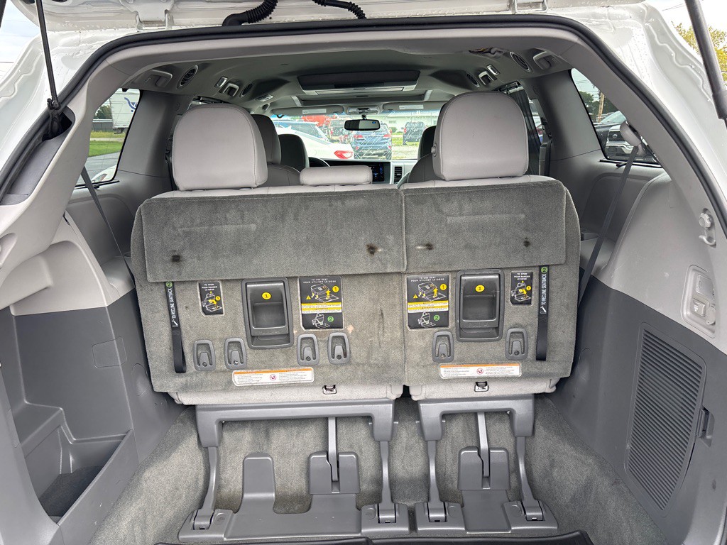 2017 Toyota Sienna Image 13