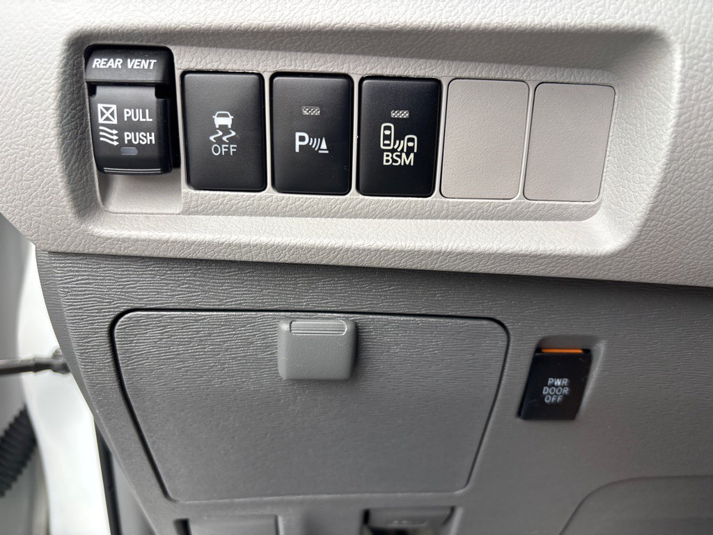 2017 Toyota Sienna Image 16