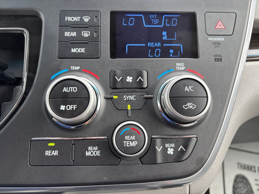 2017 Toyota Sienna Image 25