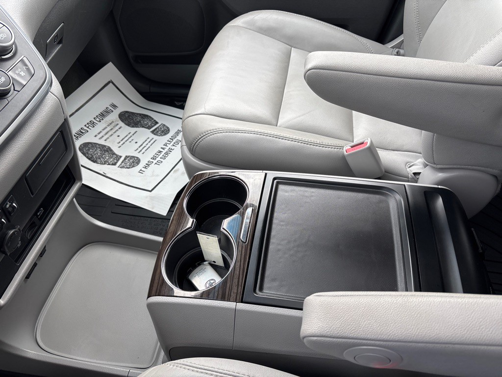 2017 Toyota Sienna Image 28