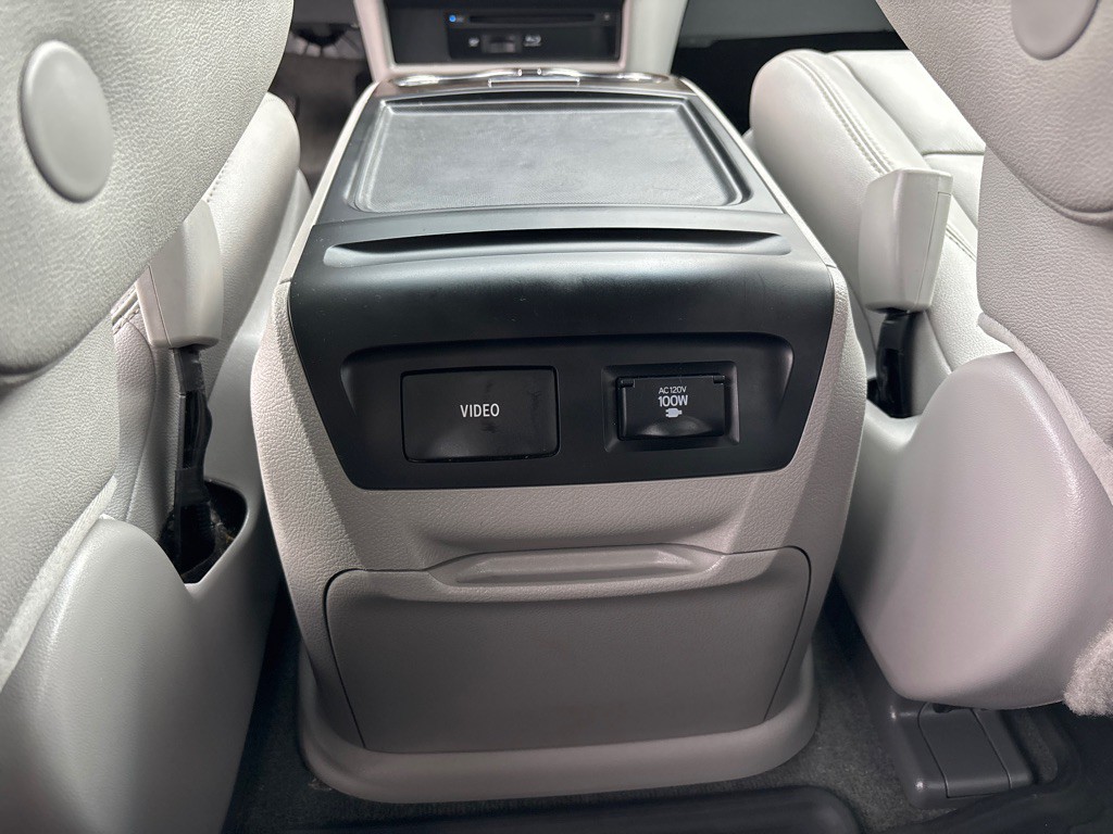 2017 Toyota Sienna Image 30
