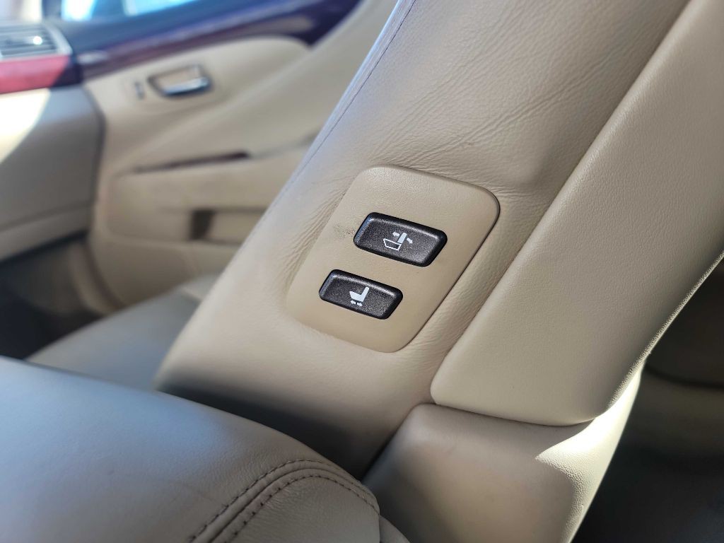2007 Lexus LS 460 Image 21