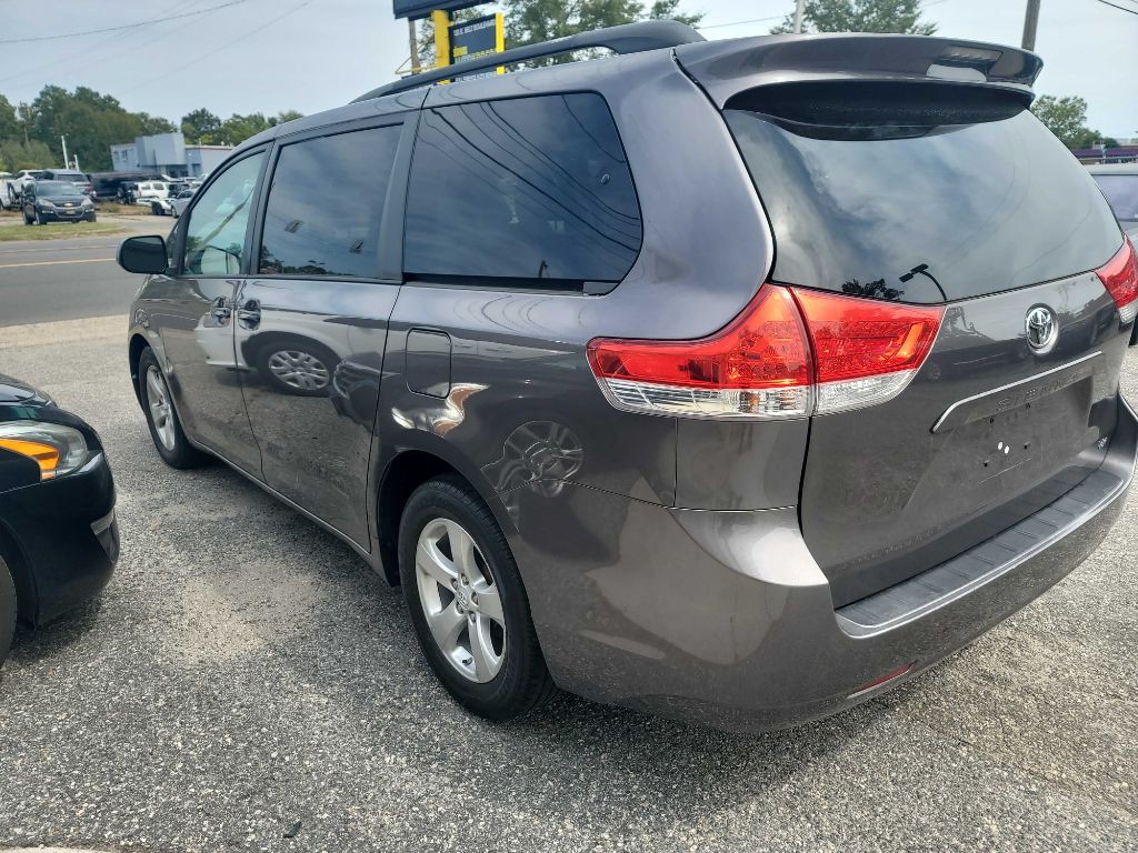 2014 Toyota Sienna Image 2