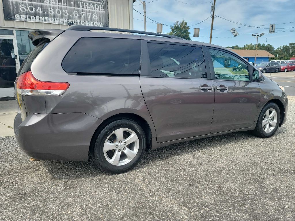 2014 Toyota Sienna Image 5