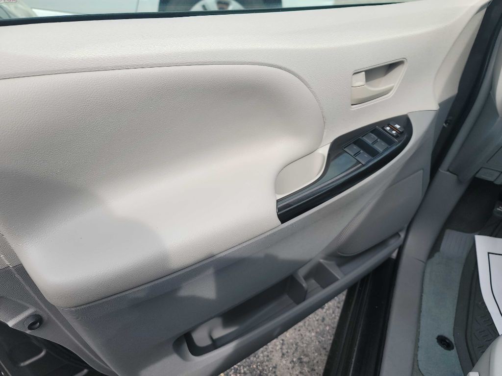 2014 Toyota Sienna Image 8
