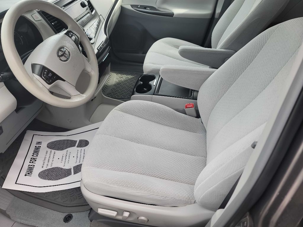 2014 Toyota Sienna Image 9