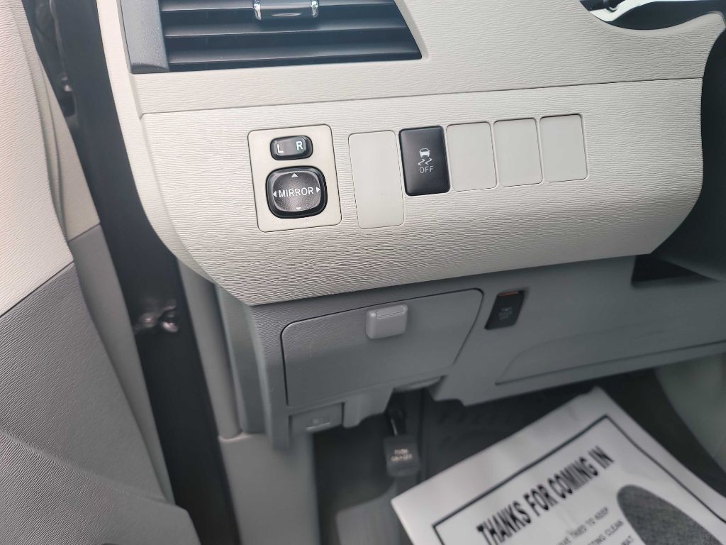 2014 Toyota Sienna Image 10