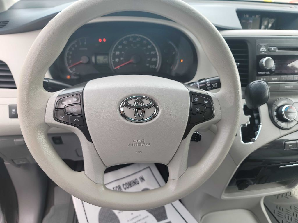 2014 Toyota Sienna Image 11