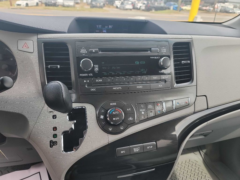 2014 Toyota Sienna Image 12