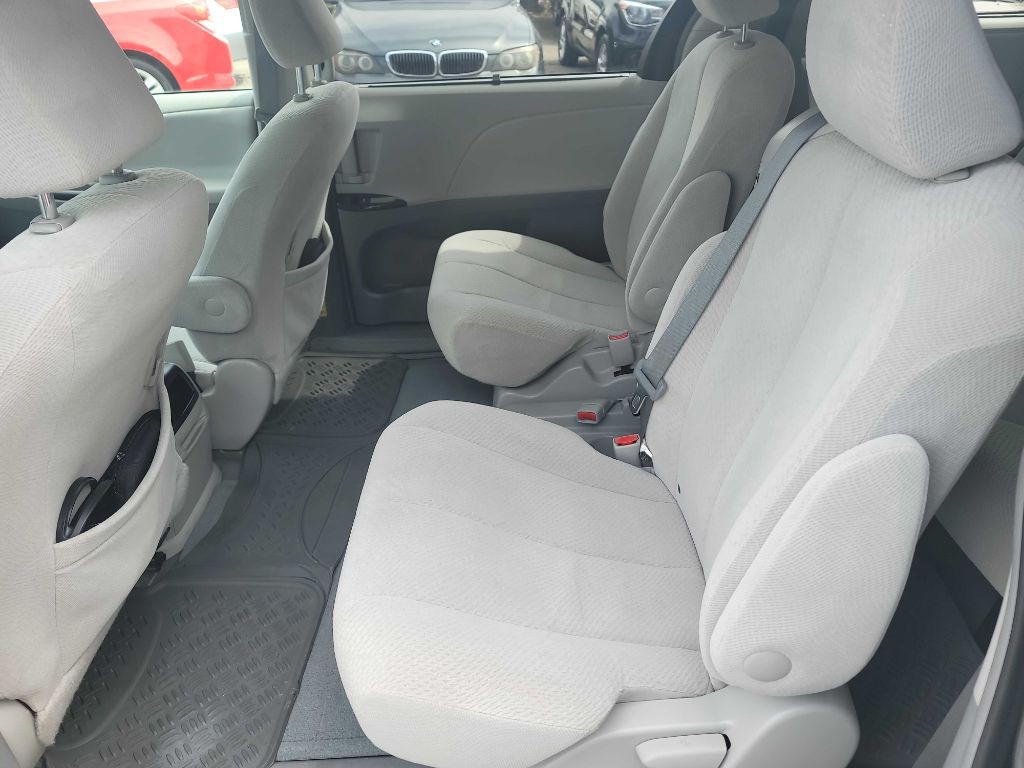 2014 Toyota Sienna Image 19