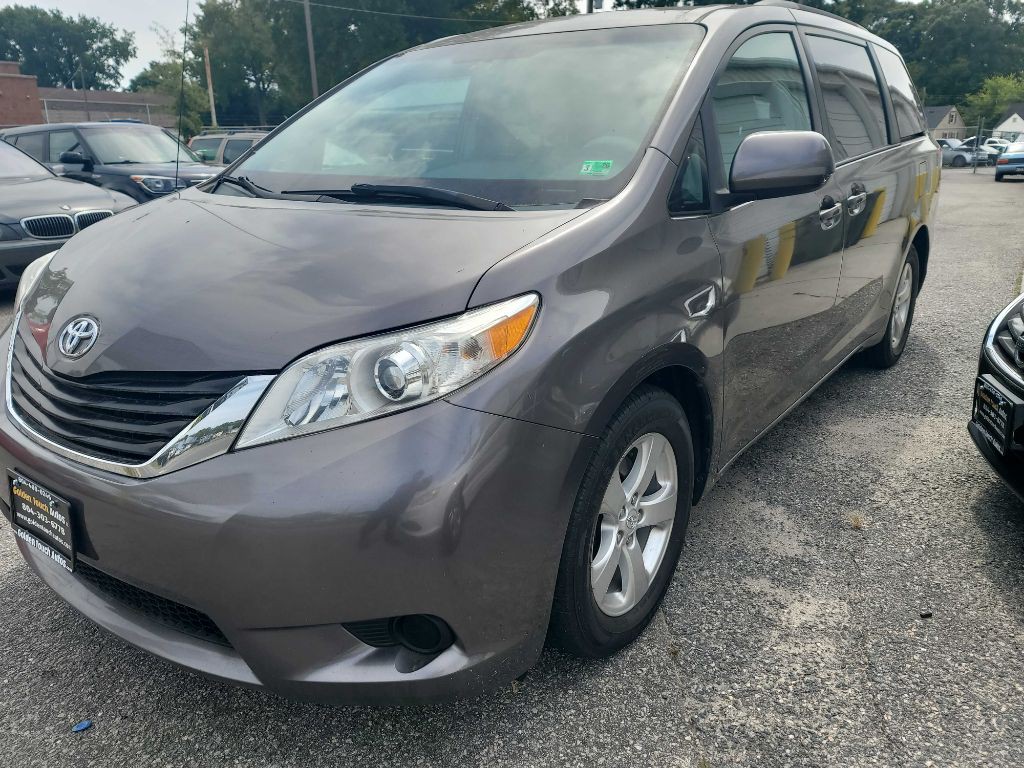 2014 Toyota Sienna Image 6