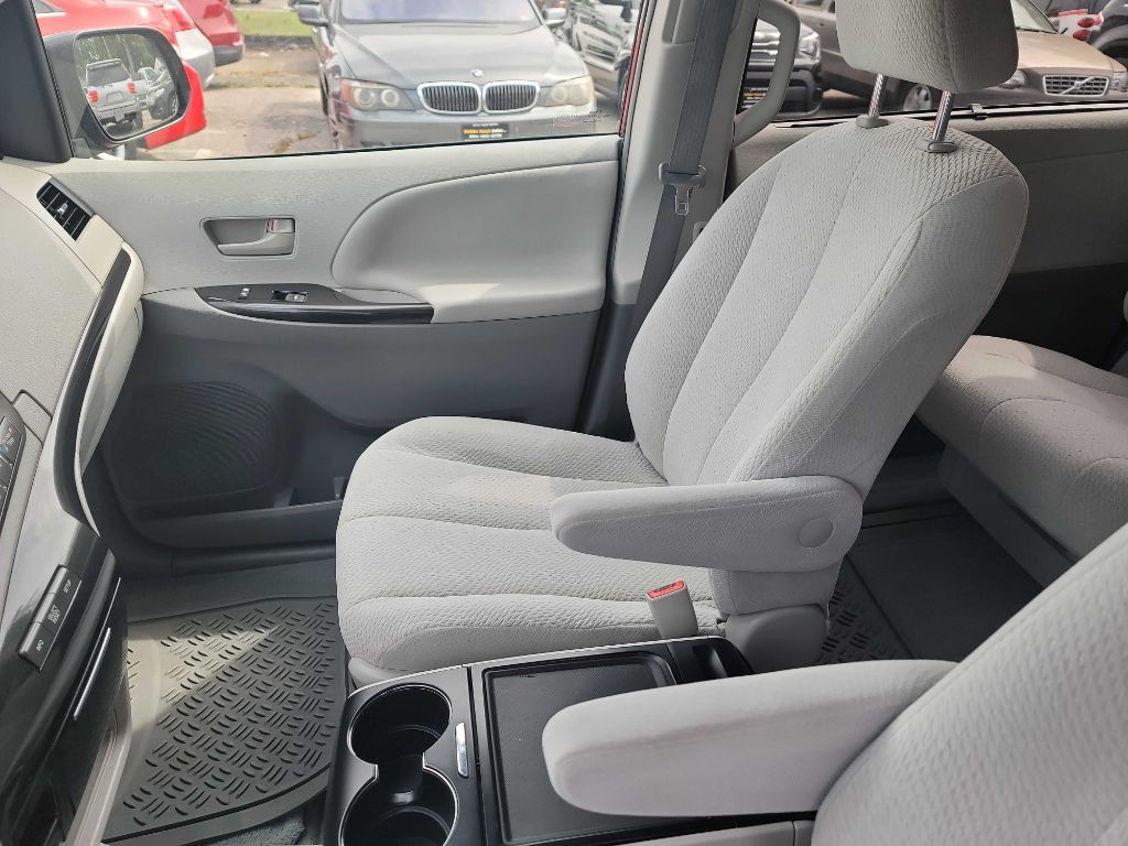 2014 Toyota Sienna Image 7