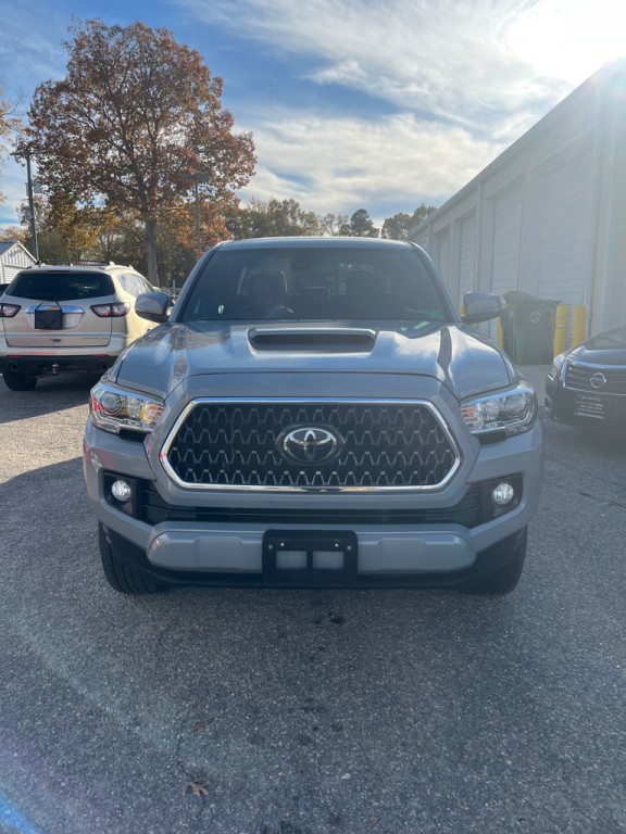 2018 Toyota Tacoma Image 2
