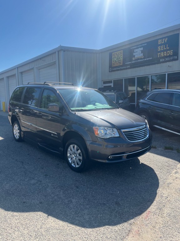 2015 Chrysler Town & Country Image 2