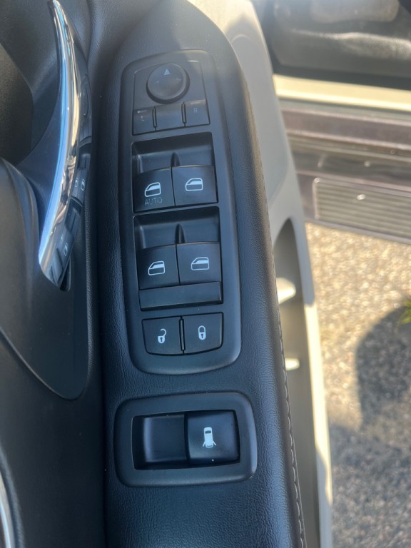 2015 Chrysler Town & Country Image 8