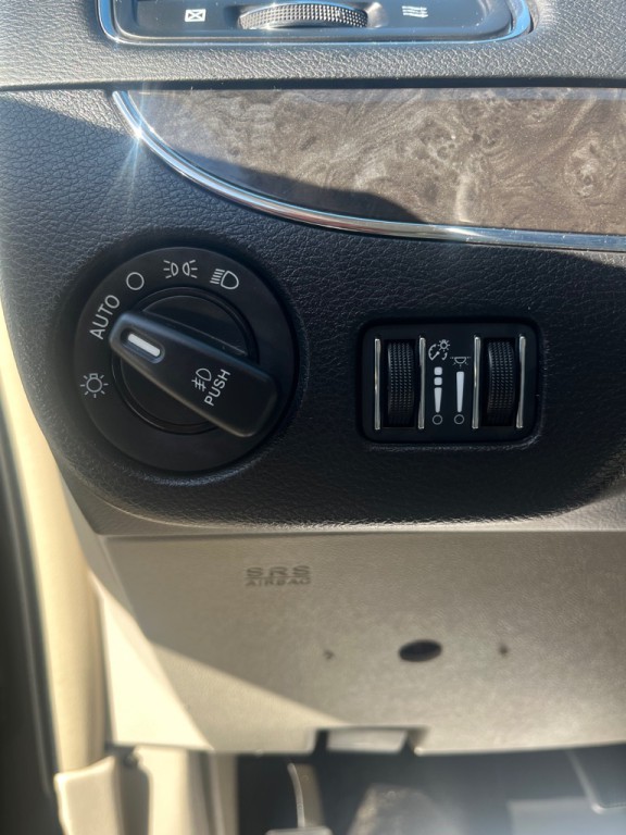 2015 Chrysler Town & Country Image 10