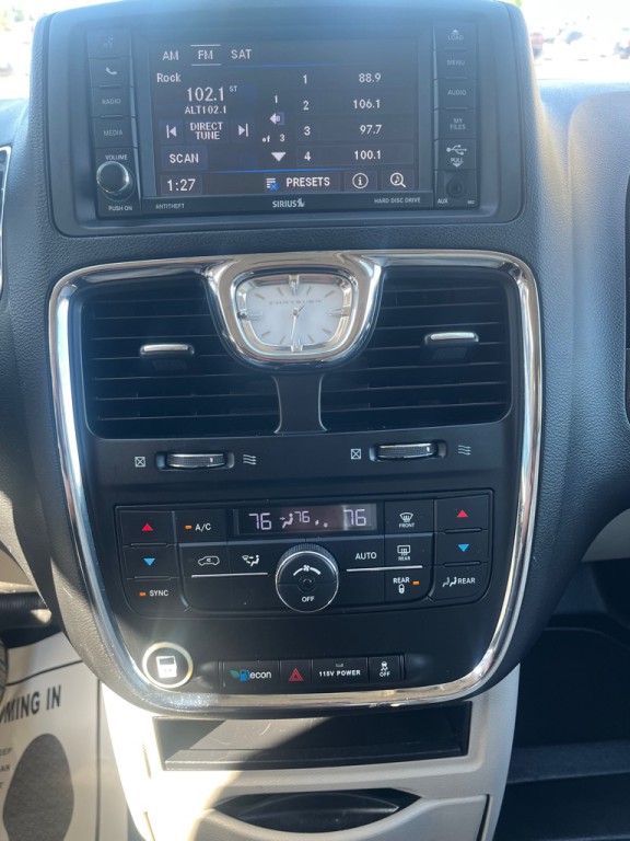 2015 Chrysler Town & Country Image 11