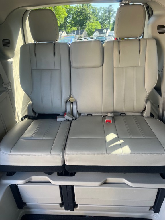 2015 Chrysler Town & Country Image 16