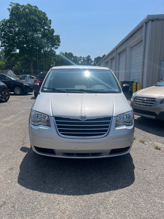 2010 Chrysler Town & Country Image 2