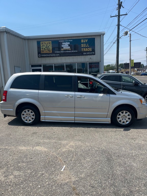 2010 Chrysler Town & Country Image 3