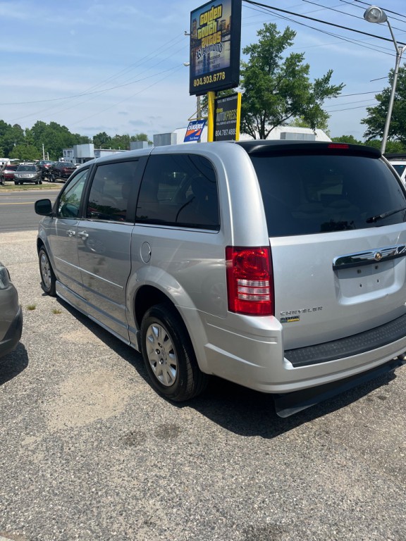 2010 Chrysler Town & Country Image 4