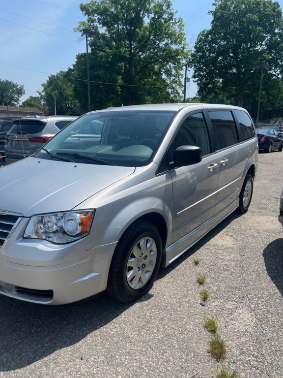 2010 Chrysler Town & Country Image 5