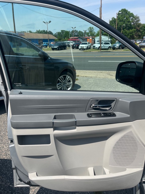 2010 Chrysler Town & Country Image 10