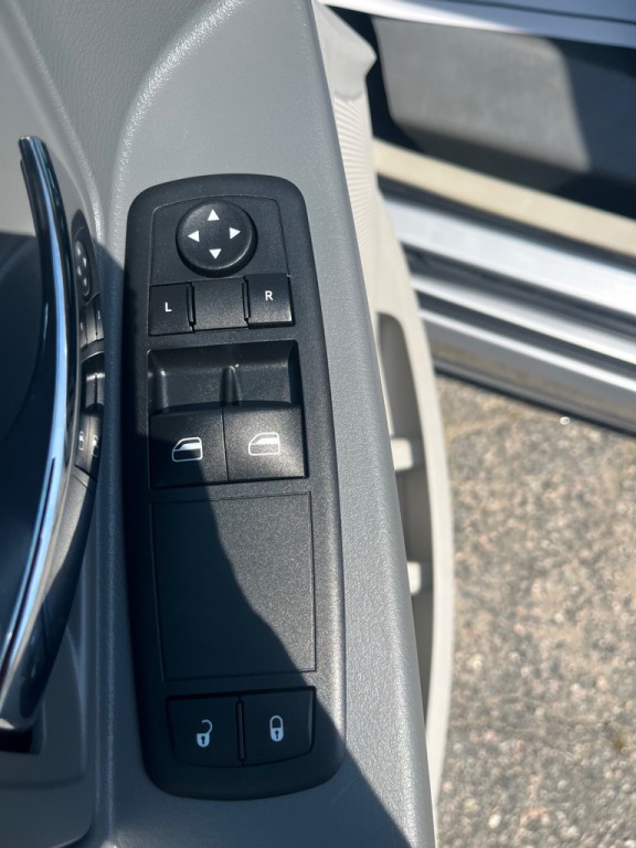 2010 Chrysler Town & Country Image 11