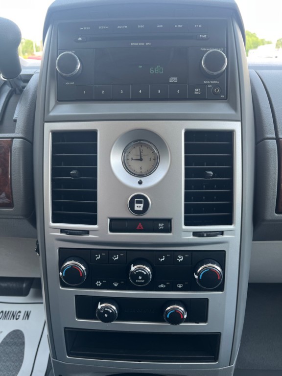 2010 Chrysler Town & Country Image 16