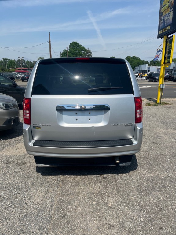 2010 Chrysler Town & Country Image 21
