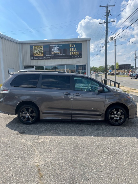 2012 Toyota Sienna Image 2