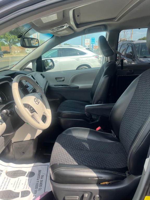 2012 Toyota Sienna Image 3