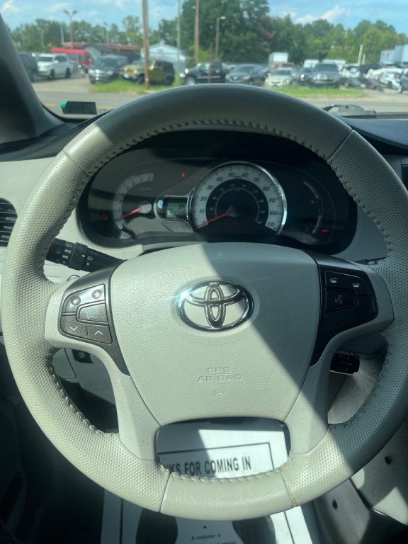 2012 Toyota Sienna Image 5