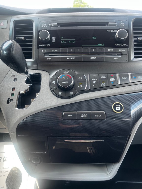 2012 Toyota Sienna Image 7